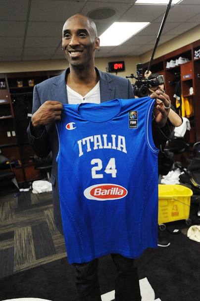 Kobe Bryant, prossimo al ritiro, ha ricevuto una canotta azzurra in omaggio dalla federazione italiana